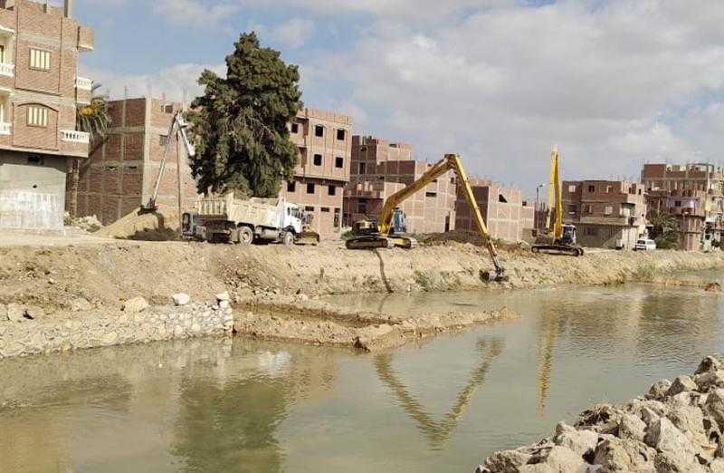 رئيس حي الجناين يوجه بسرعة تبطين ترعة السويس وإنشاء كورنيش حضاري للأهالي