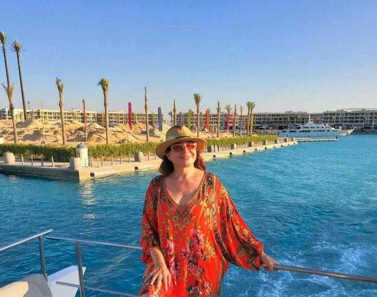إلهام شاهين تستمتع بعطلتها الصيفية بالساحل الشمالي في أحدث ظهور لها