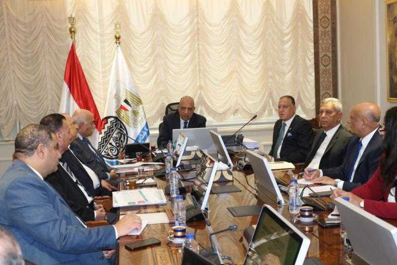 وزير قطاع الأعمال العام يجتمع بالرؤساء التنفيذيين للشركات القابضة لمتابعة خطط العمل ومشروعات التطوير