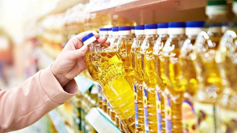 التموين تتعاقد على شراء زيت الطعام المستورد لطرحه بالبطاقات نهاية الأسبوع