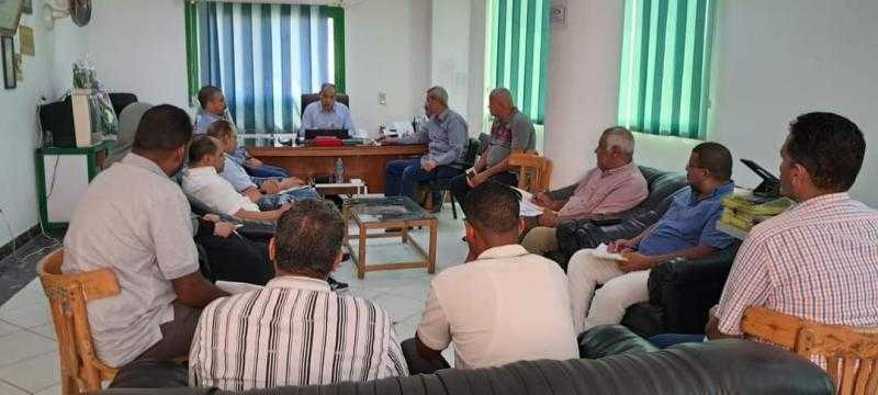 رئيس مدينة الغردقة يتابع سير العمل بمنظومة النظافة داخل المدينة