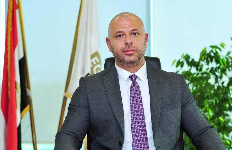 رئيس البورصة يعرض على وزير الشباب مقترحات لتعظيم العائد من استاد القاهرة
