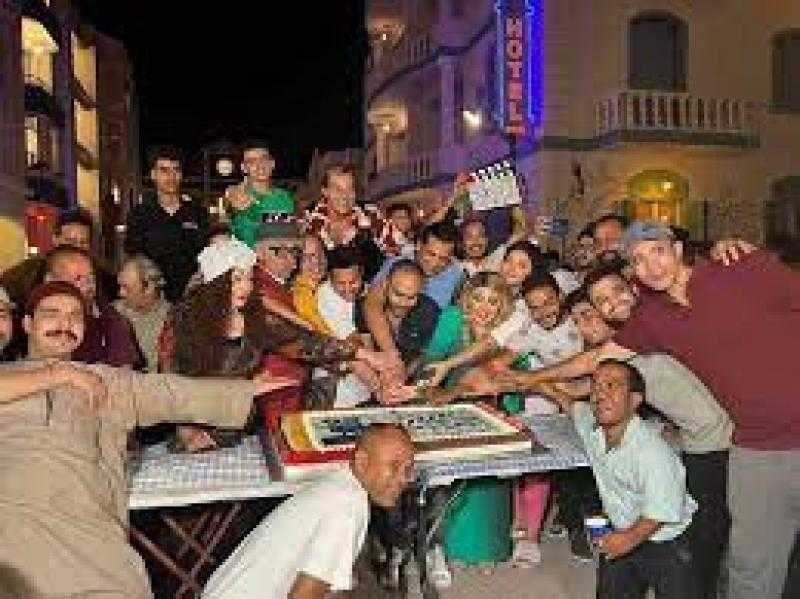فريق عمل مسلسل الليلة كبيرة يحتفل في آخر يوم تصوير