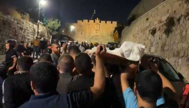 أهالي القدس يُشيعون جُثمان فلسطيني استُشهد مُتأثرًا بجروح أصيب بها خلال عدوان الاحتلال على «الأقصى» قبل عامين