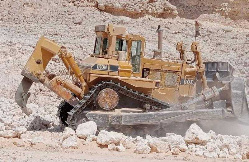 رئيس مركز جهينة يتابع تنفيذ الطريق الرابط بين المنطقة الصناعية والصحراوي الغربي