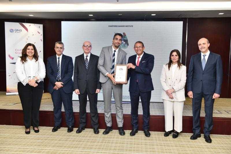 محمد بدير يكرّم موظفي QNB الأهلي خريجي «دورة الائتمان» لعام 2023 «صور»