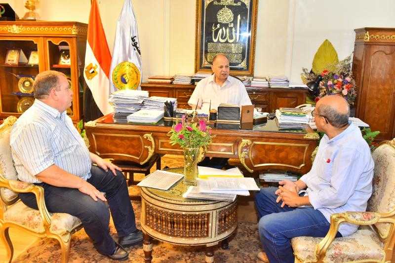 محافظ أسيوط يلتقي مدير الاستثمار لمناقشة ترفيق مجمع الصناعات الزراعية بالكوم الأحمر بالبداري