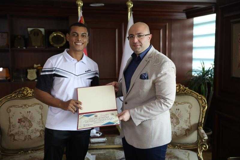 محافظ بني سويف يكرم الفائز بالميدالية الفضية في بطولة العالم البارالمبية