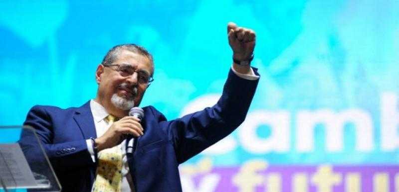 فوز أريفالو بالسباق الرئاسي في جواتيمالا