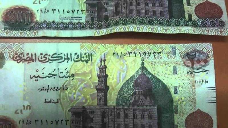 شاب يشتري 17 ألف جنيه مزيفة مقابل 250 جنيه ليحقق شهرة على التيك توك