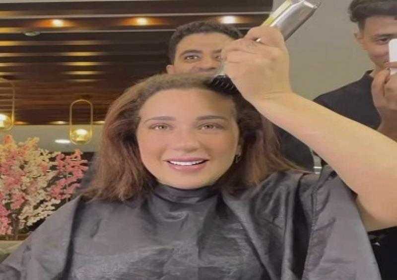أسما شريف منير تحلق شعرها: حاسة أن هيغمى عليا