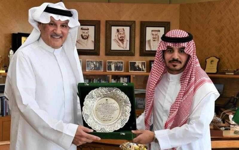 سفير السعودية لدى مصر يكرم باحثا سعوديا لحصوله على الدكتوراه في الكيمياء العضوية