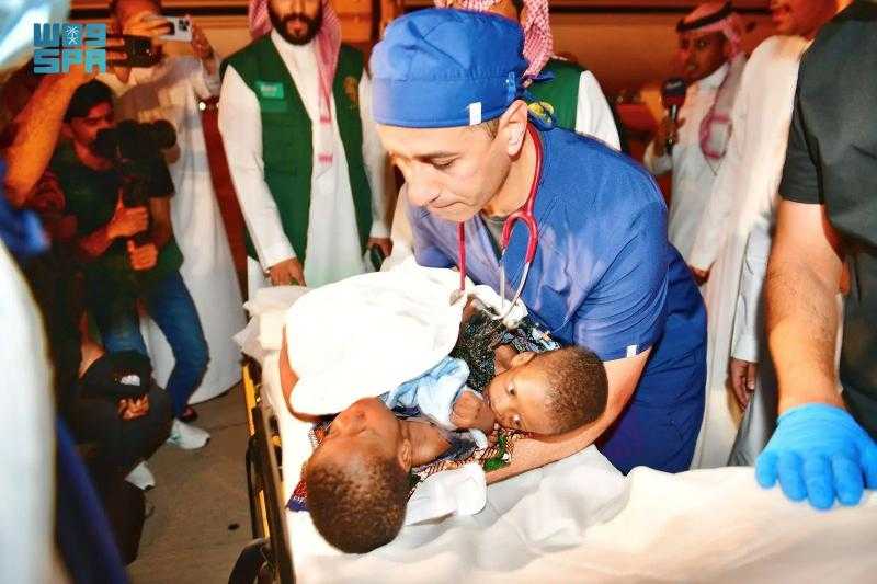 بتوجيهات خادم الحرمين وولي العهد.. وصول التوأم السيامي التنزاني ”حسن وحسين” إلى الرياض