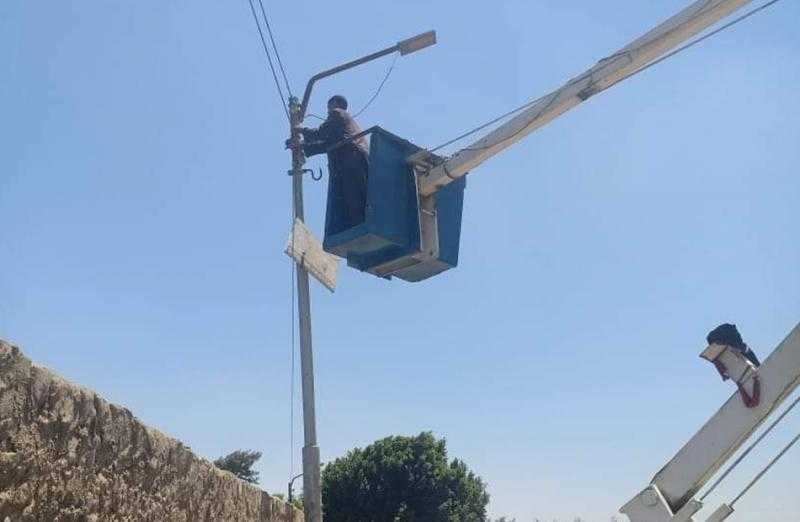 صيانة كشافات وأعمدة الإنارة في مناطق بحي ثان طنطا