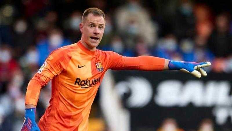 برشلونة يعلن تمديد تعاقده مع الحارس تير شتيجن حتى عام 2028