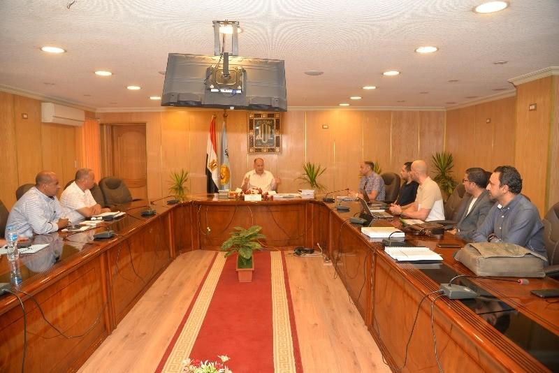محافظ أسيوط يُتابع الموقف التنفيذي لإنشاء مدفن صحي ومصنع معالجة على مساحة 50 فدانًا |صور