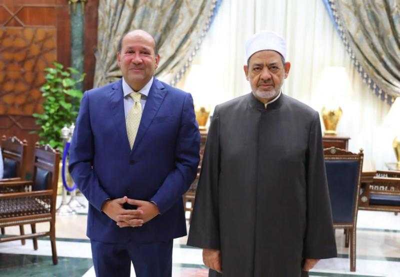 الإمام الأكبر يلتقي السفير هشام بدر المشرف العام على جائزة مصر للتميز الحكومي