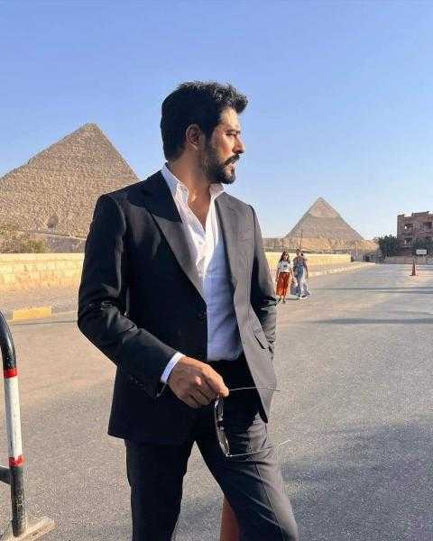 الممثل التركي بوراك أوزتشيفيت ينشر صور له من أمام الأهرامات