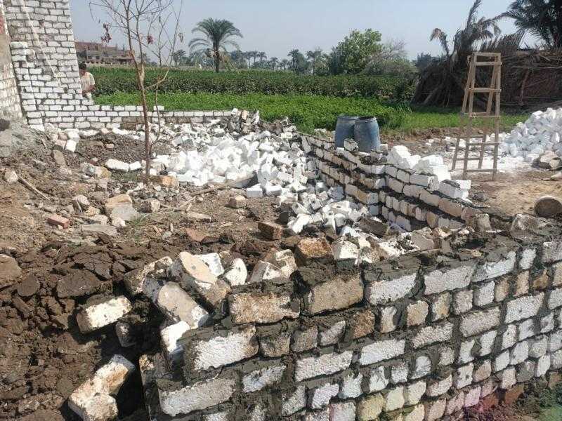 إزالة 4 تعديات على أراض زراعية وبناء غير مرخص بـ”سنورس” في الفيوم | صور