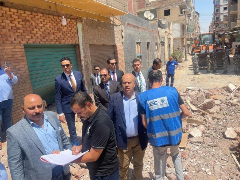 النيابة الإدارية تعاين موقع انهيار عقار بشارع ثروت بالمحطة الجديدة بالإسماعيلية