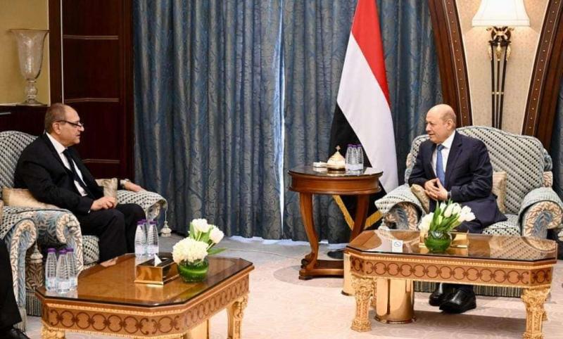 رئيس مجلس القيادة الرئاسى اليمنى يستقبل سفير مصر لدى صنعاء والرياض ويؤكد امتنانه مصر