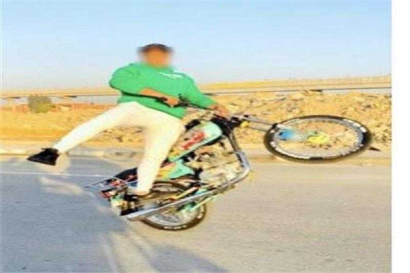 ضبط قائد دراجة نارية قام بحركات استعراضية معرضا حياته والمواطنين للخطر