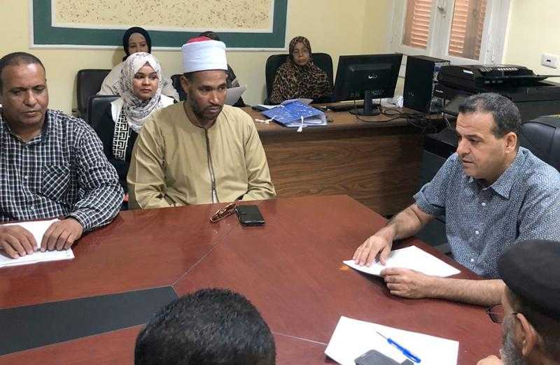 رئيس مدينة الأقصر يجتمع بلجنة حماية الطفل