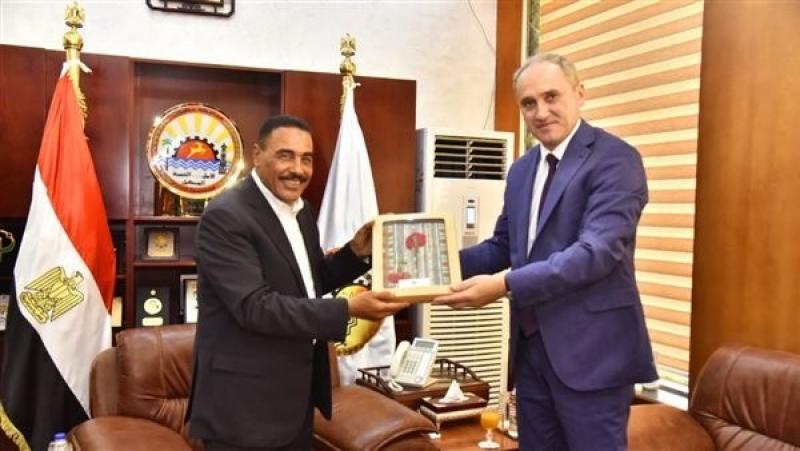 سفير بيلاروسيا يؤكد استعداد بلاده للتعاون وزيادة التبادل التجاري والصناعات الزراعية مع محافظة مطروح