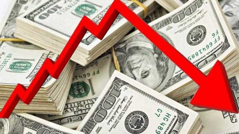 خبير مصرفي يكشف أسباب تراجع الدولار في السوق الموازية