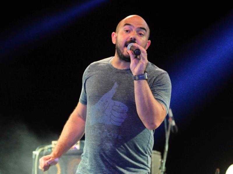 محمود العسيلي يغني «أنا ابن مصر» مع جمهور حفله بجدة