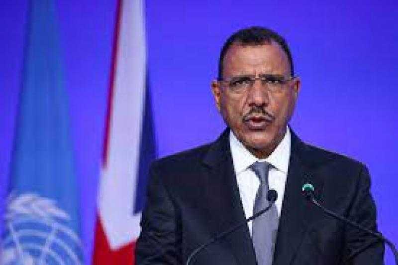 ماكرون يُجدد دعمه لرئيس النيجر محمد بازوم