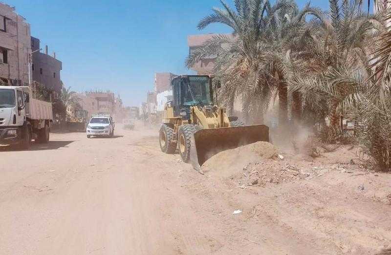 حملات للنظافة وتمهيد الطرق في شوارع مدينة دار السلام بسوهاج