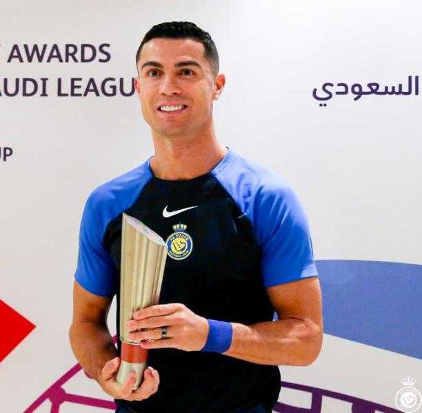 رونالدو يتسلم جائزة لاعب الشهر بالدوري السعودي