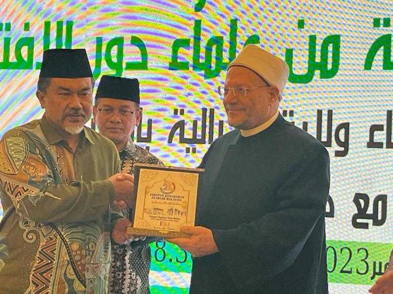 مفتي الجمهورية يحتفي بتخريج دفعة جديدة من علماء ماليزيا ضمن البرنامج التدريبي لتأهيل الوافدين على الإفتاء |صور