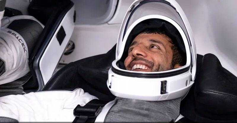 هبوط مركبة دراجون التي تقل طاقم ”كرو-6” على الأرض