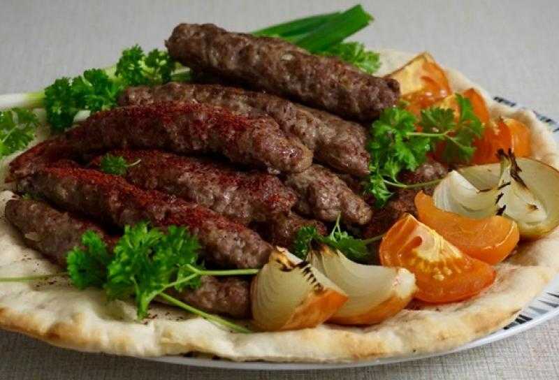 صينية كباب اللحمة المفرومة في الفرن