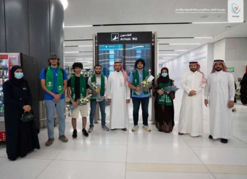 4 طلاب سعوديون يصلون الرياض متوجين بثلاث جوائز عالمية