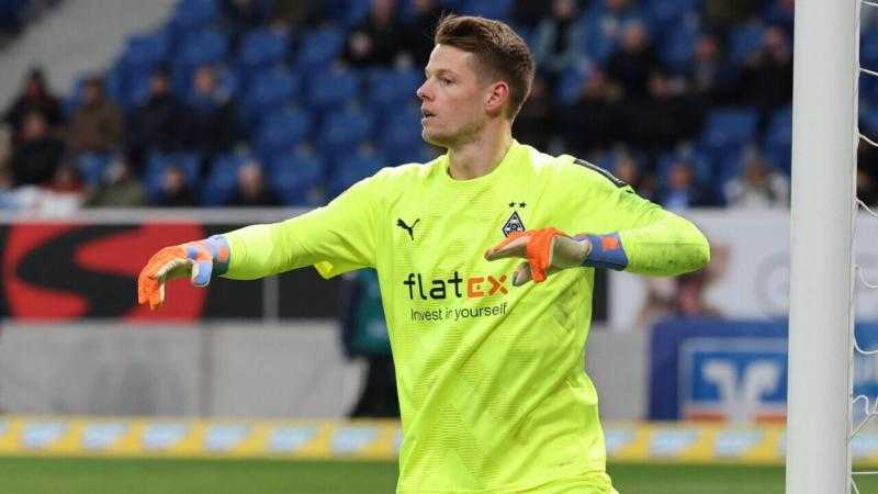 أوملين حارس مونشنجلادباخ يخضع لجراحة في الكتف ويغيب لعدة أشهر