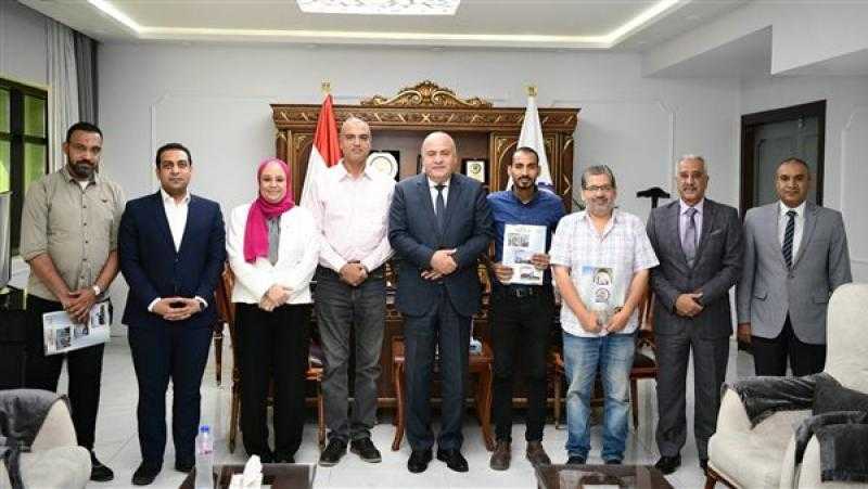 محافظ قنا يكرم فريق عمل تدريب العاملين في مكتبة مصر العامة