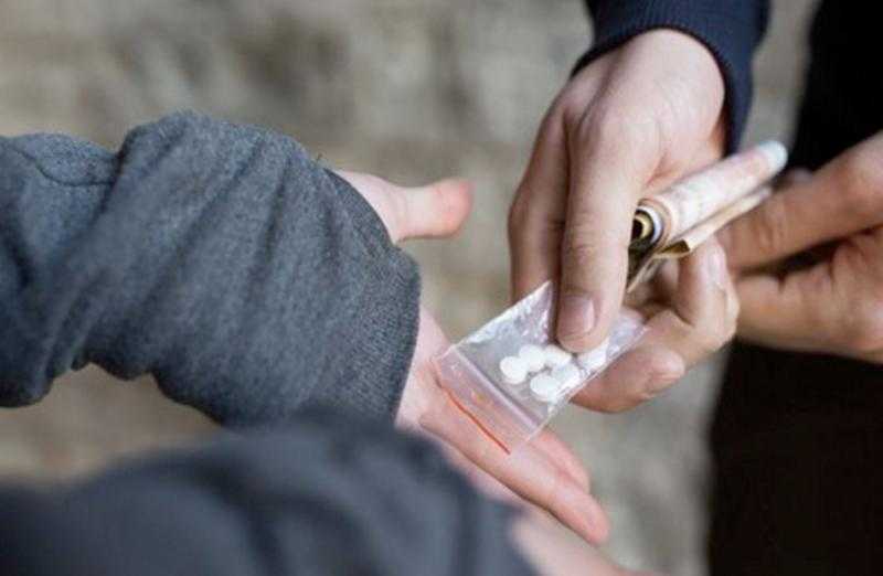 تجديد حبس متهم بترويج الأقراص المخدرة والحشيش في المرج