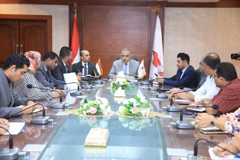 محافظ سوهاج يجتمع مع وفد من أعضاء المبادرة الوطنية لتطوير الصناعة «ابدأ» | صور