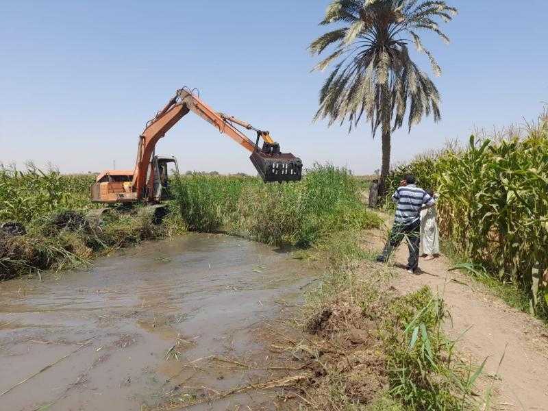 محافظ أسيوط يتابع أعمال تطهير الترع والمصارف للحفاظ على الرقعة الزراعية | صور