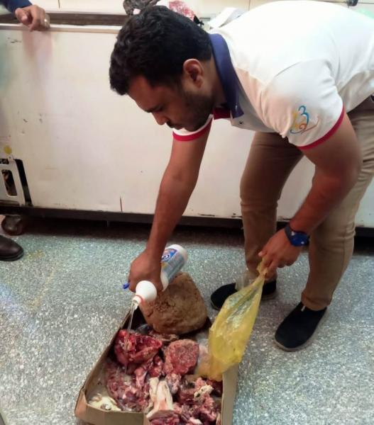 إعدام 4 أطنان مواد غذائية فاسدة خلال حملات صحية بأسوان.. صور