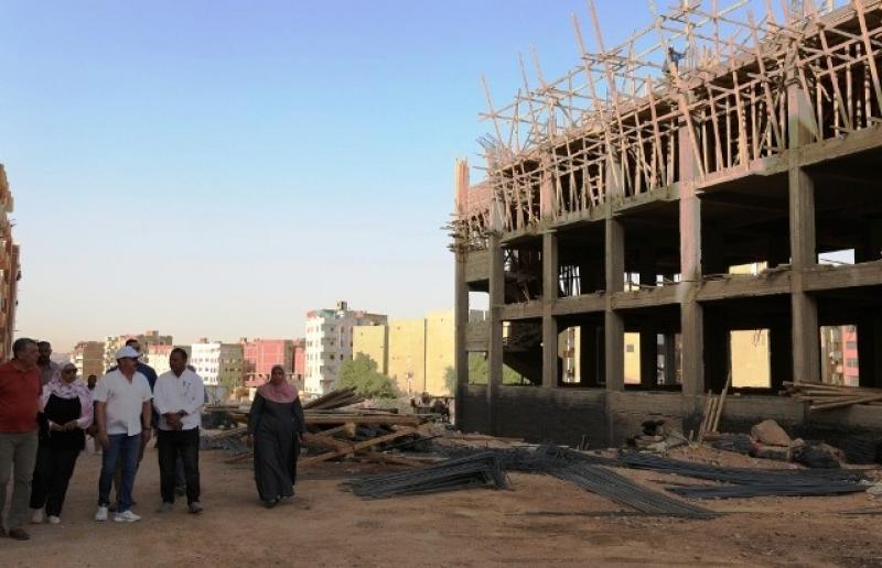 محافظ أسوان يتفقد مشروعات مجمعات المدارس بالرضوانية والحصايا وأرض الشادر القديم