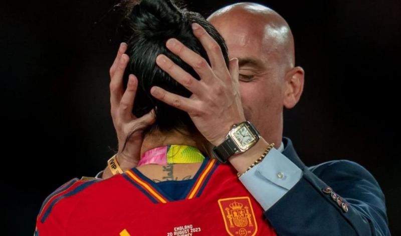 الاتحاد الإسباني لكرة القدم: روبياليس يعتزم الاستقالة بعد فضيحة تقبيله لاعبة