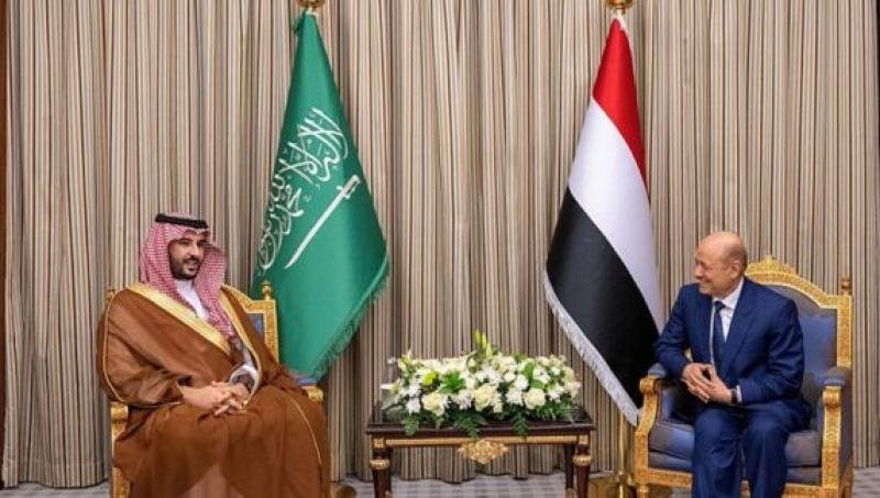وزير الدفاع السعودي يبحث مع العليمي جهود التوصل لحل سياسي للأزمة اليمنية
