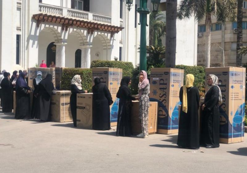 محافظ الجيزة يسلم أجهزة كهربائية لـ40 فتاة مقبلة على الزواج.. صور