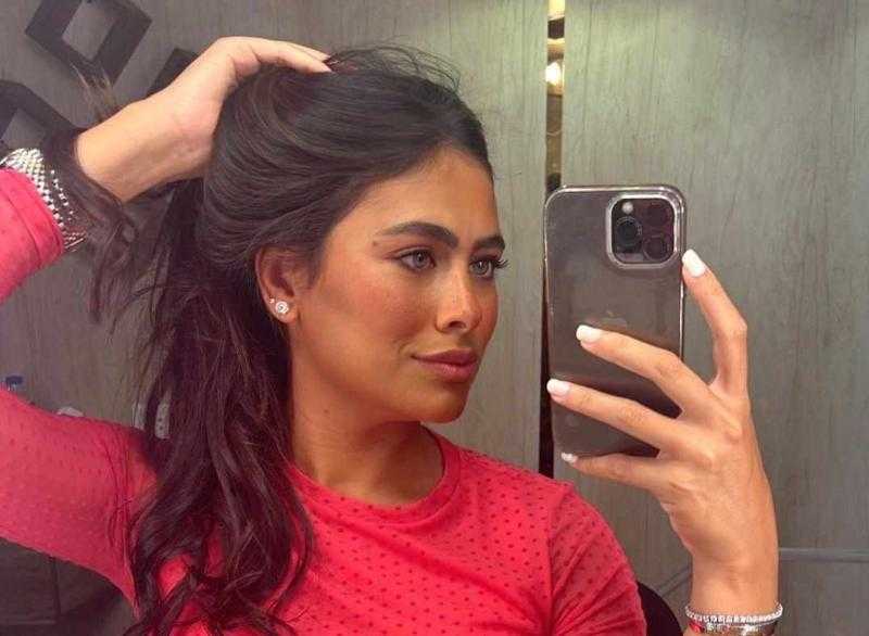 هاجر أحمد تتألق بالفوشيا في أحدث جلسة تصوير لها | صور