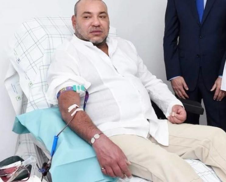 ملك المغرب يزور مصابي الزلزال ويتبرع بالدم
