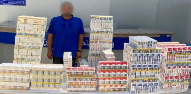 القبض على تاجر سجائر بحوزته كميات كبيرة مجهولة المصدر بالبساتين